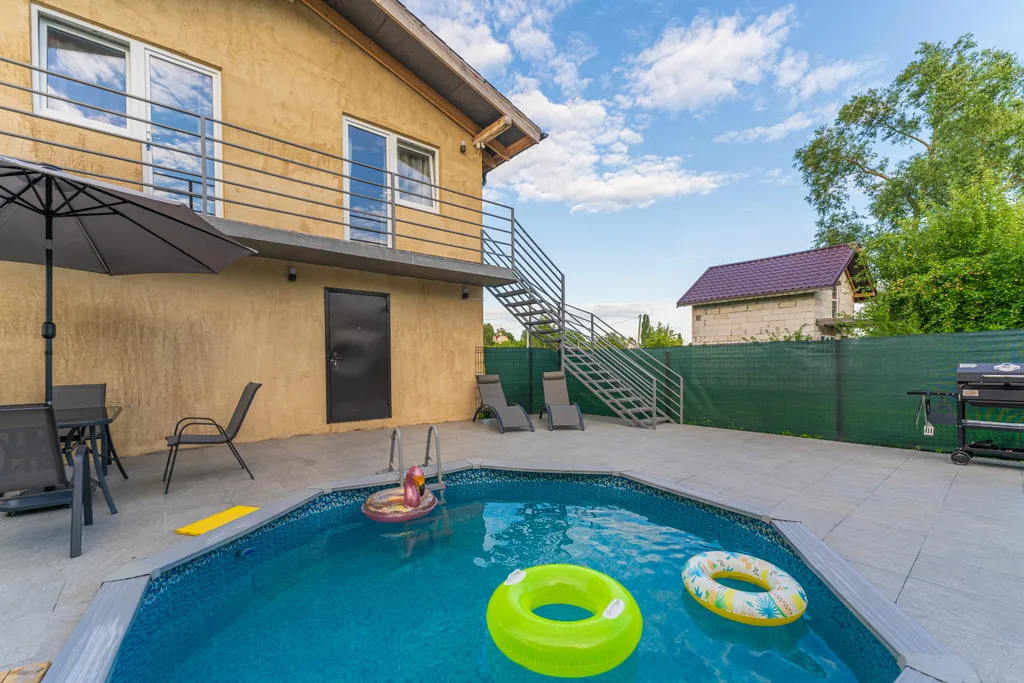 Дом с баней и бассейном