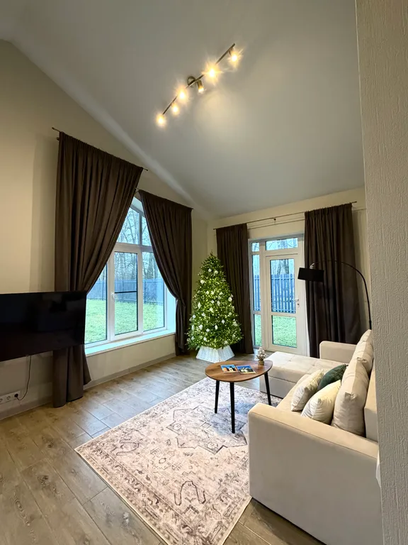 Уютный дом с панорамными окнами рядом с озером