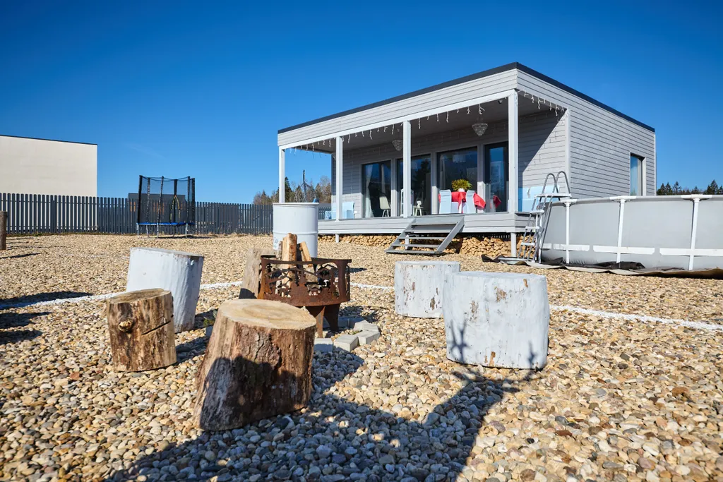 Grey House с дикими зайцами