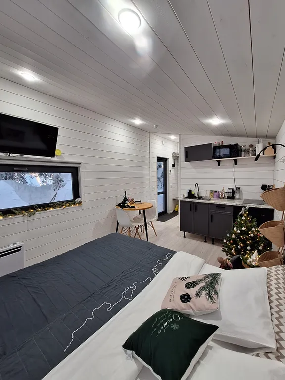 Уютный домик для двоих с террасой в лесу