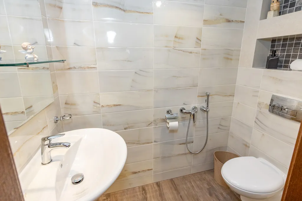 Вилла дзен с ванной спа и террасой с видом на сад