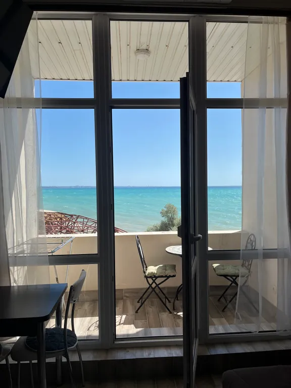 Двухуровневая студия с видом на море