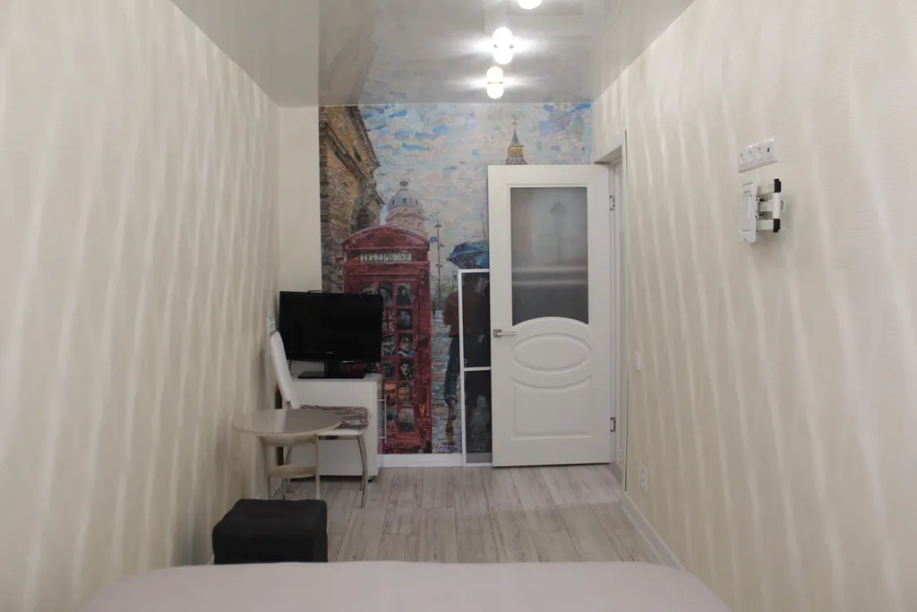 Уютная двухкомнатная квартира в спокойном районе, с кроватью и диваном