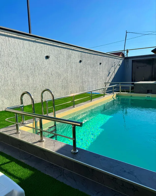 Шикарный дом с бассейном на берегу