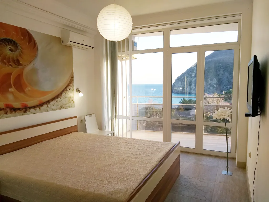 Уютная квартира с захватывающим видом на море и гору Аю-Даг