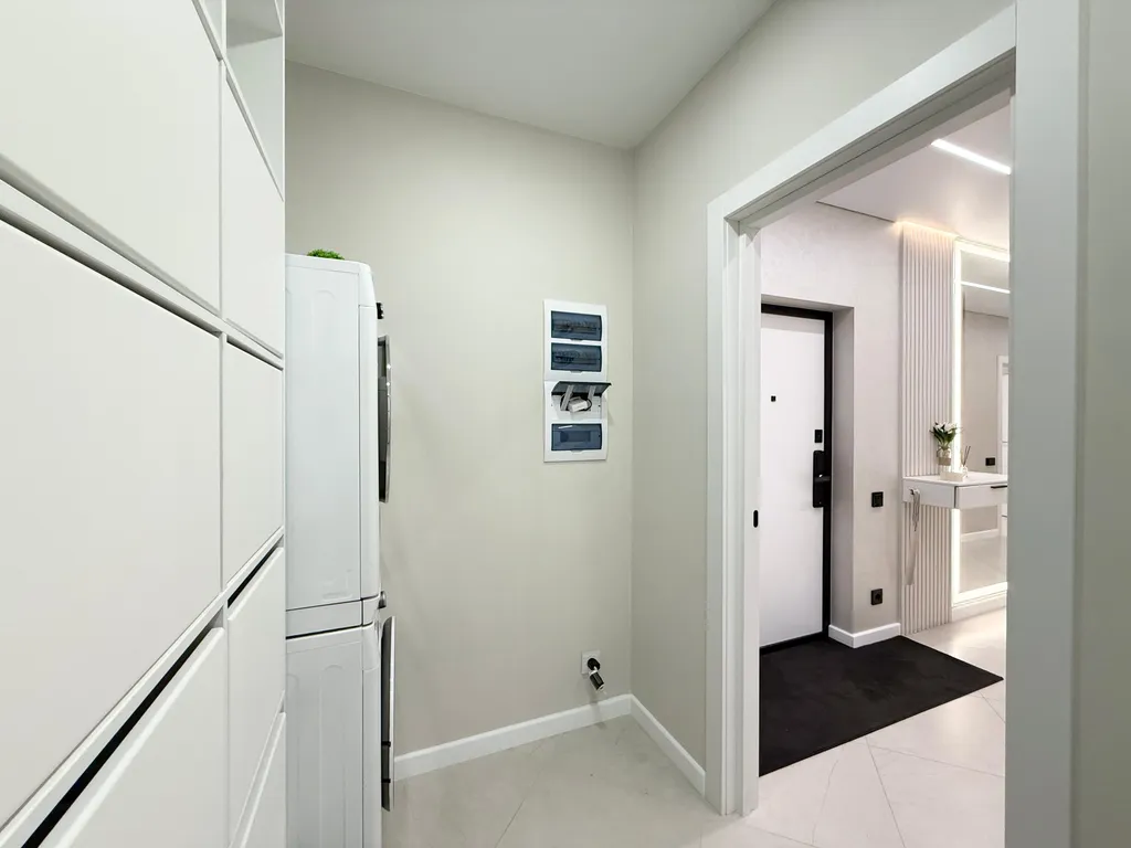 Квартира с большой кухней-гостиной, камином и панорамным видом