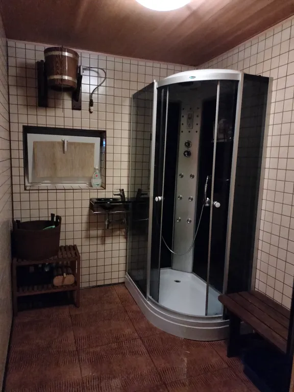 Уютный коттедж с дровяным камином, в окружении лесного массива