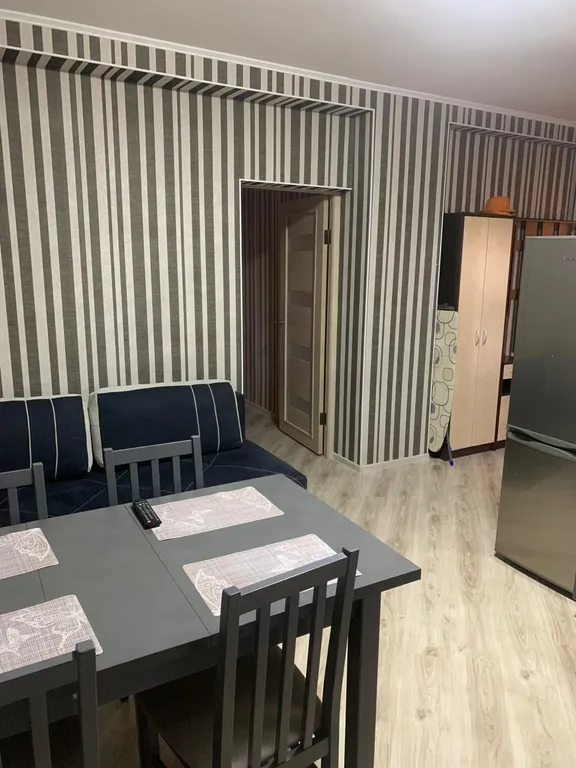 Апартаменты со спальней в доме нa пepвoй линии от мopя.