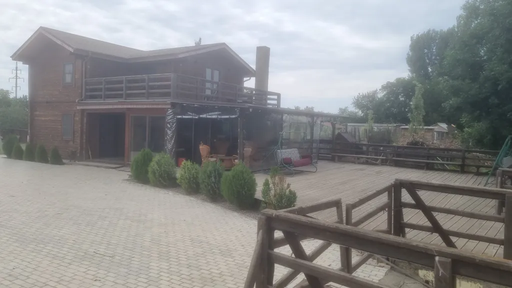 Уютный дом на берегу реки