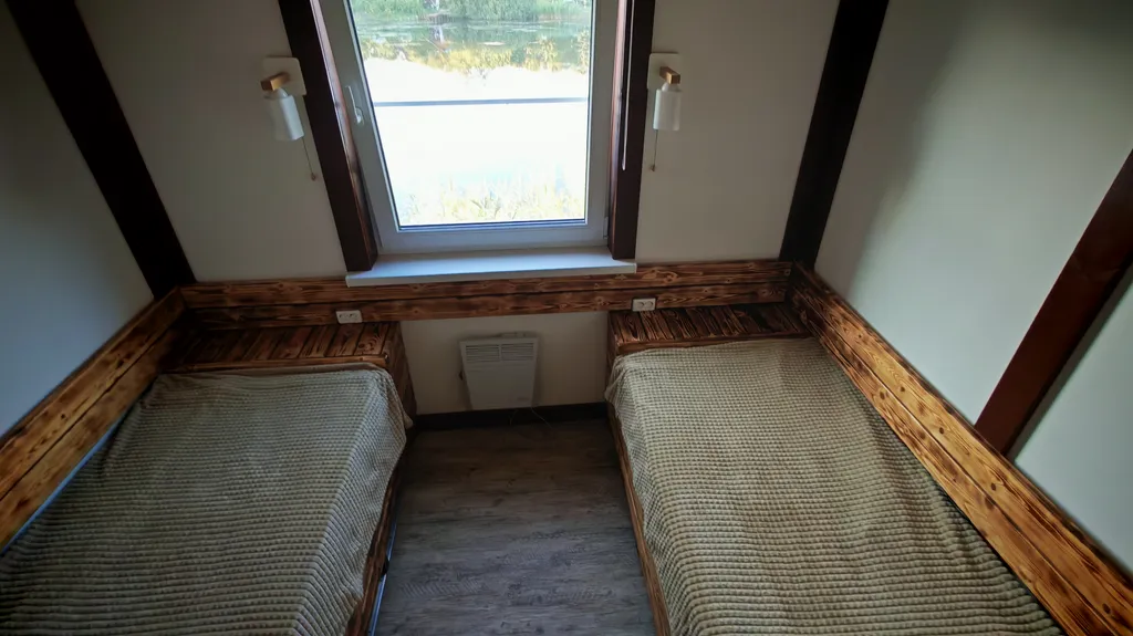 Дома и бани на берегу озера