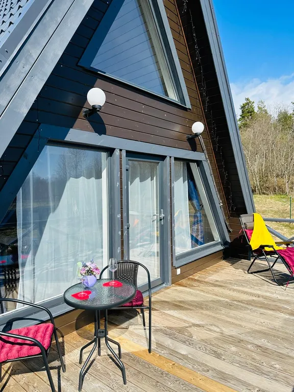 А-фрейм на берегу озера