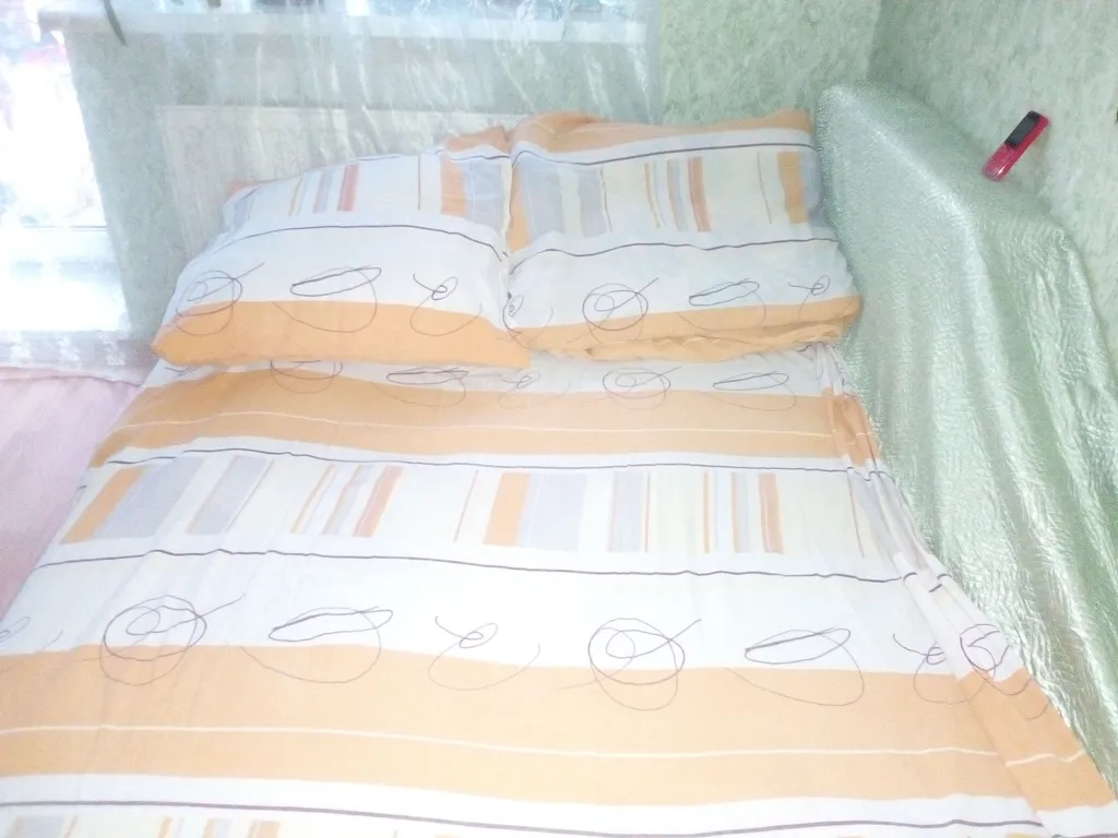 Комната с собственным балконом, где можно курить, электроплитой, вид Питер