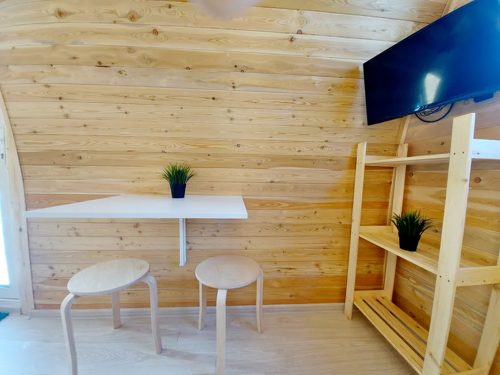 Уютный кемпинг среди леса с видом на горы