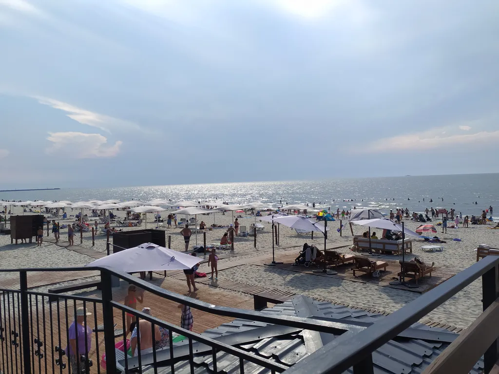 Уютный дом с камином у самого моря