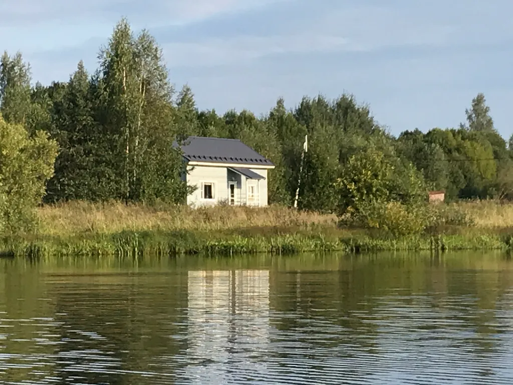 Уютный дом на берегу реки у водопада