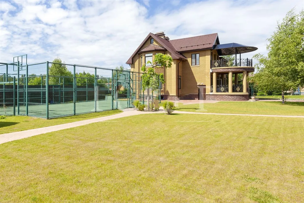 Атмосферный дом с баней, возле леса