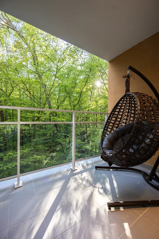 Студия в сосновом лесу у моря