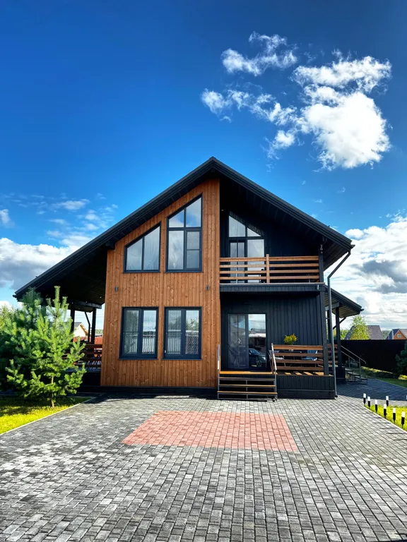 Стильный дом-шале с панорамными окнами, террасой и костровой зоной