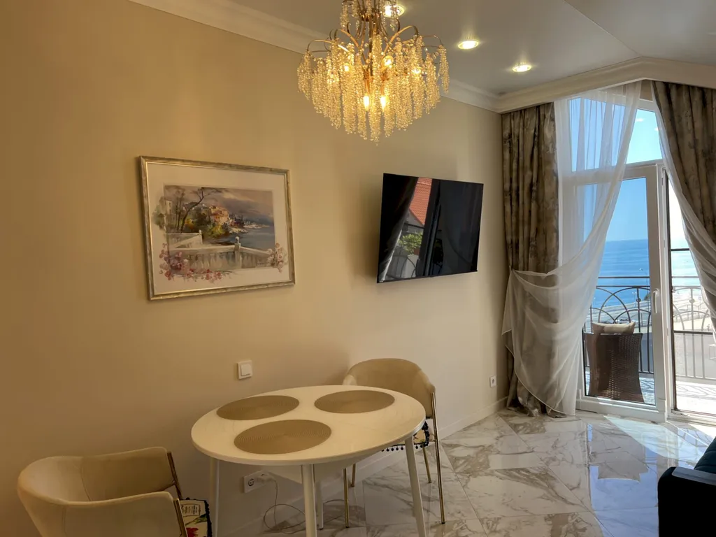 Квартира с балконом и видом на открытое море, Толстый мыс