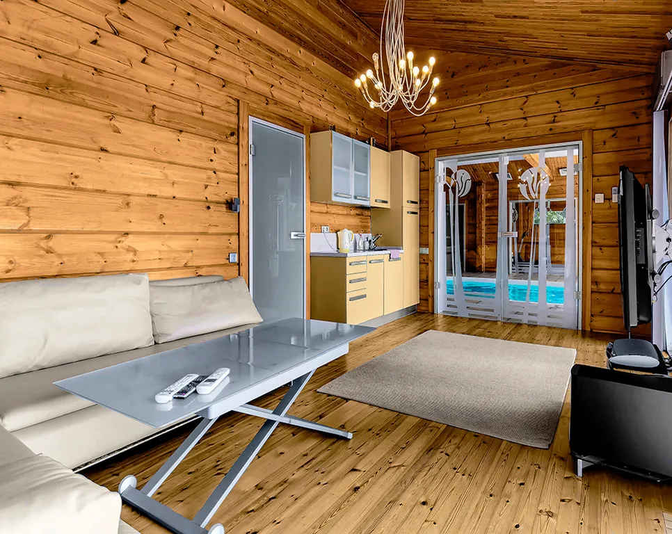 Коттедж с бассейном на берегу озера Порт Жемчужный