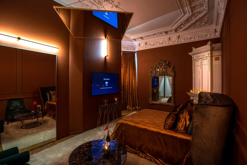 Роскошный номер класса люкс с зеркалами на стенах и потолке