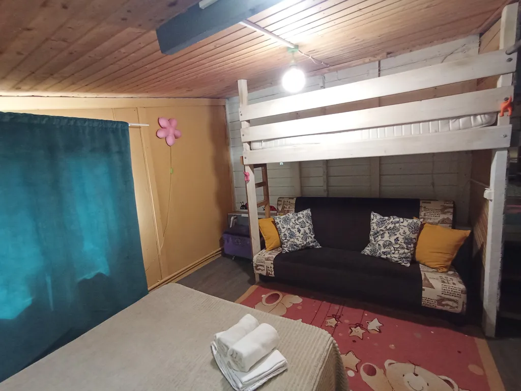 Дом с баней, бассейном и беседкой