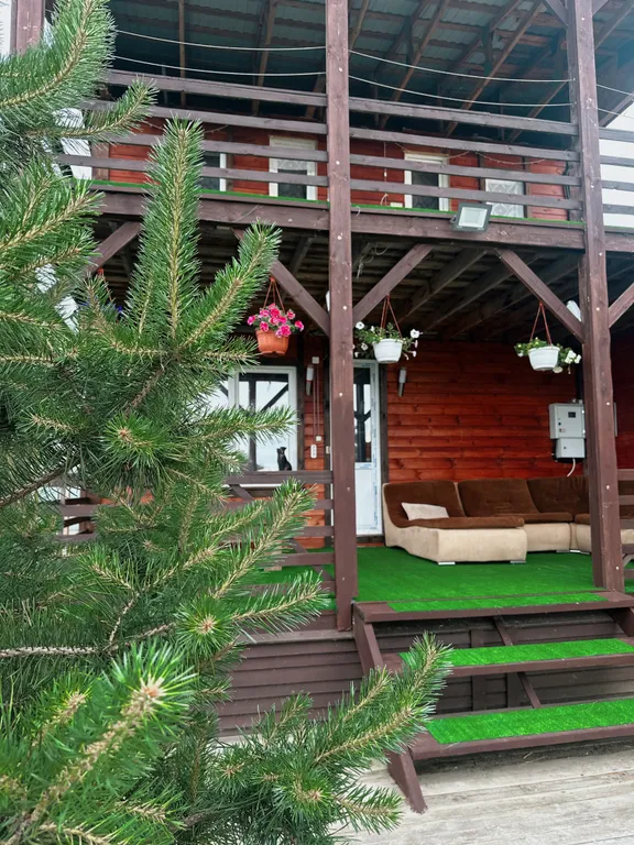 Двухэтажный дом на берегу реки Волга