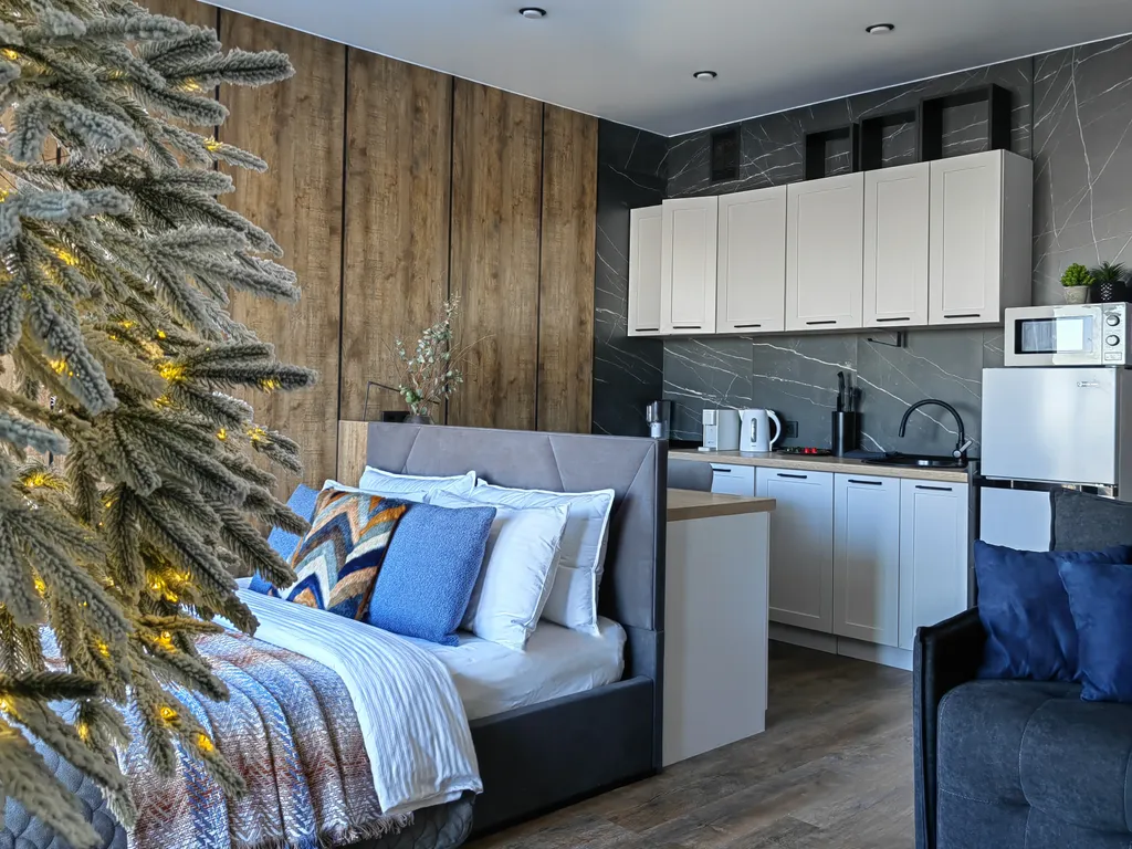 Полёт стрижа с залипательным видом и балконом