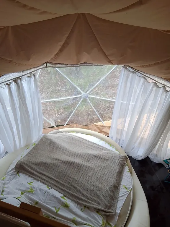 Гео купол в лесу на берегу озера Увильды