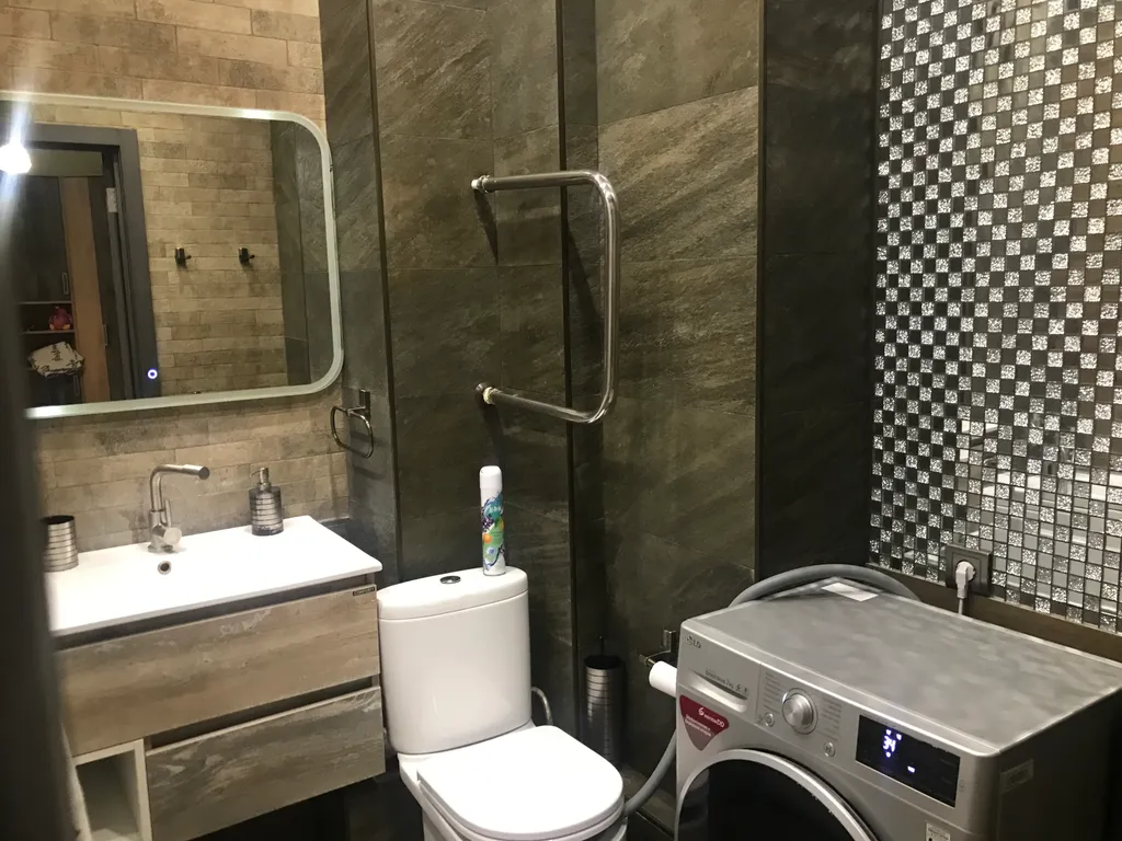 Апартаменты в ЖК Париж, центр. Парк Победы! Вода горячая есть.