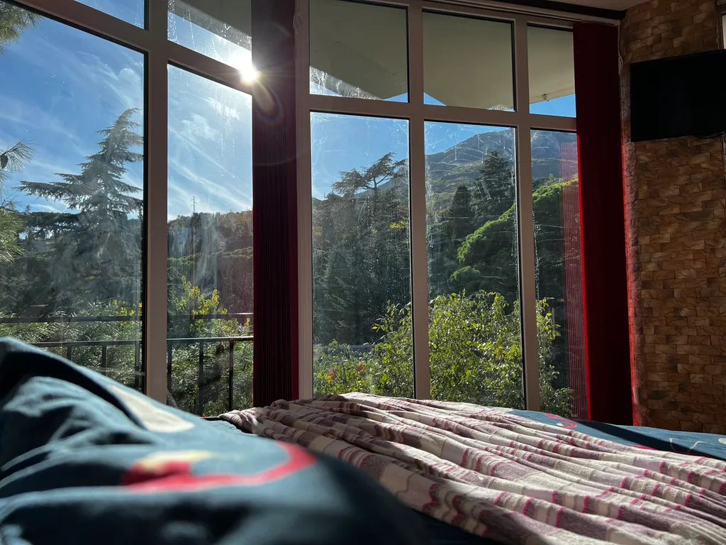 Студия с панорамными окнами и видом на горы