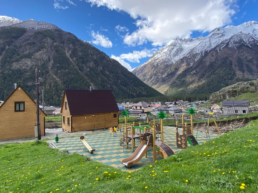 Уютный дом с детской площадкой