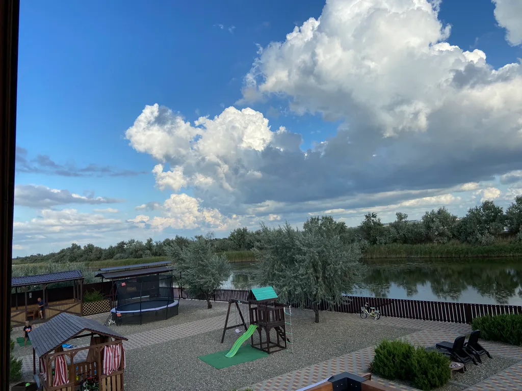 Уютные домики у канала