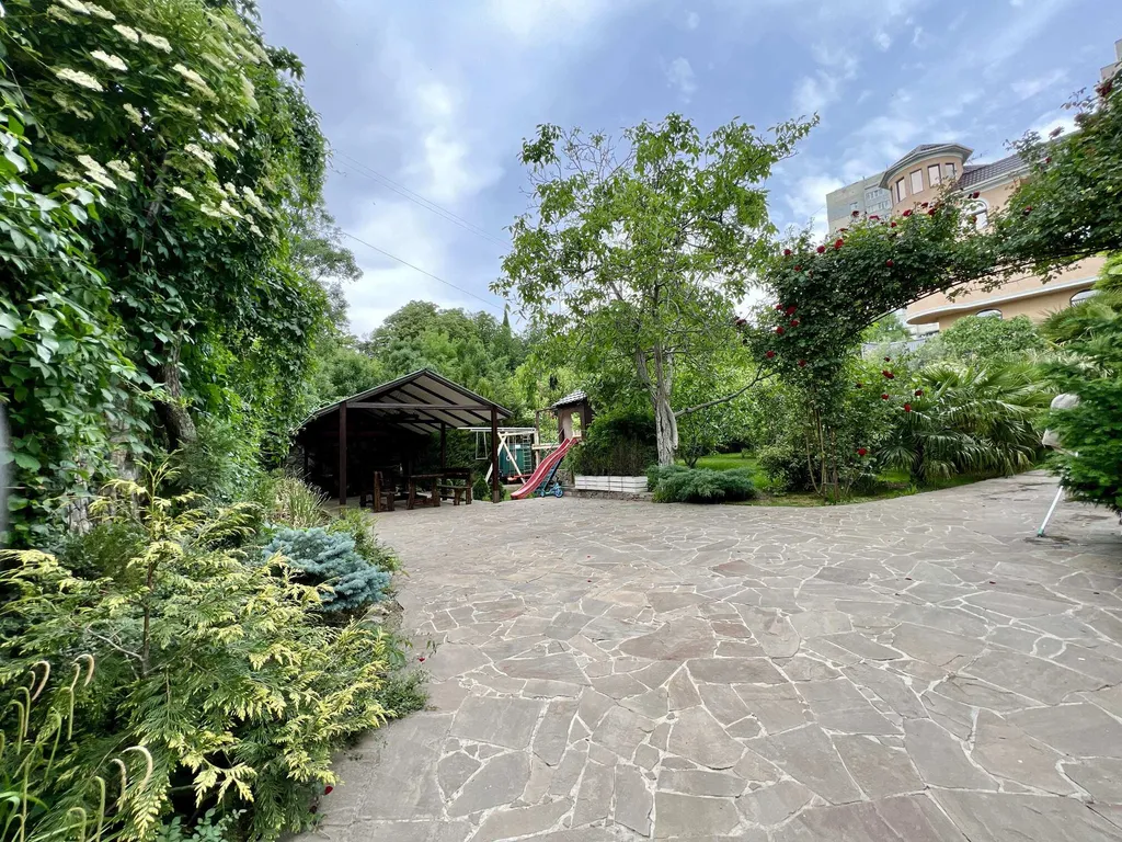 Дом в Гаспре с бассейном и беседкой