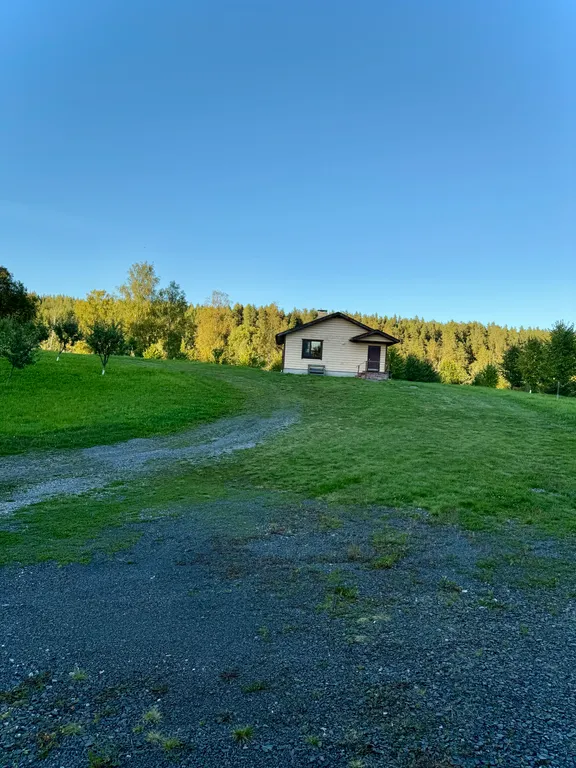 Домик в лесу с озером