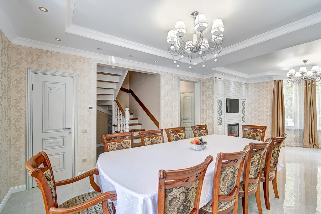 Коттедж с бассейном возле леса