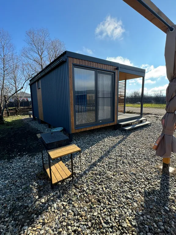 Дом возле озера с 2 террасами и отдельной спальней