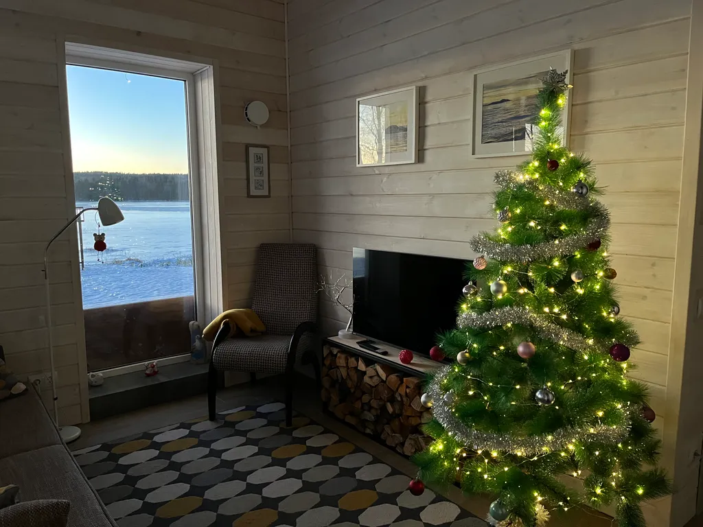 Домик в Карелии на берегу озера