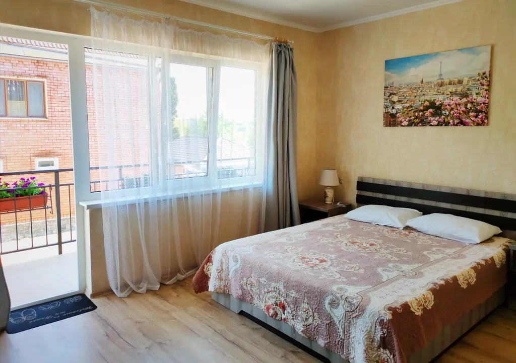 Солнечный номер для двоих с видом на цветочный дворик