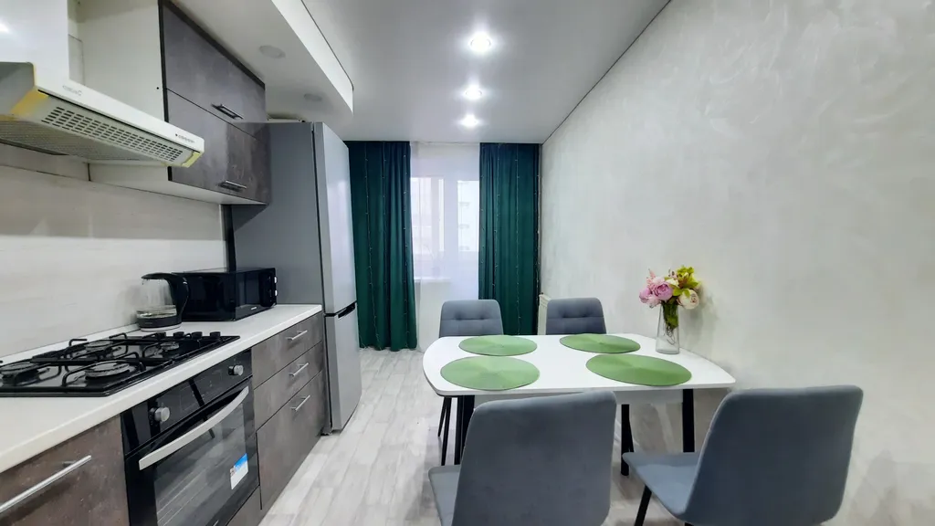 Светлая квартира с большой кроватью и Smart TV