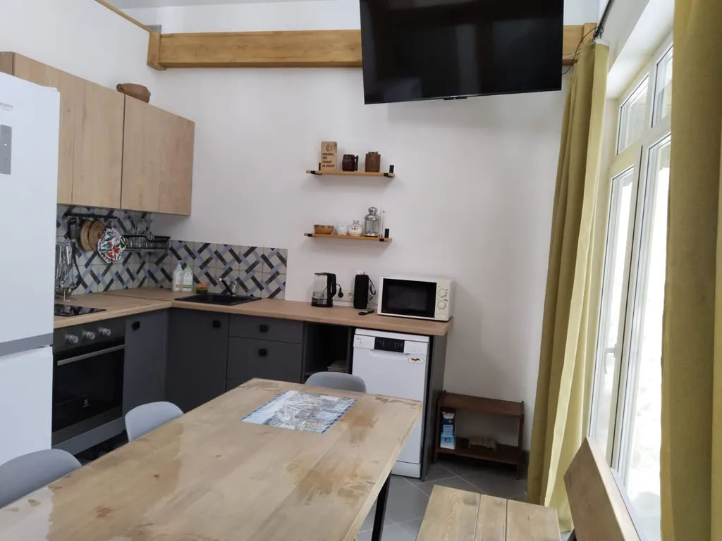 Уютный дом с панорамными окнами в пол