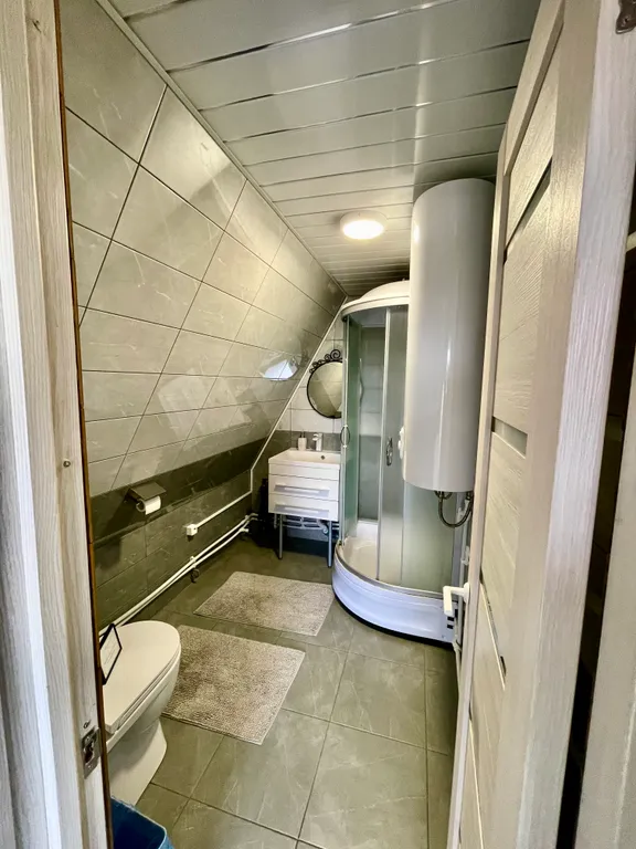 Загородный треугольный дом, с баней и чаном