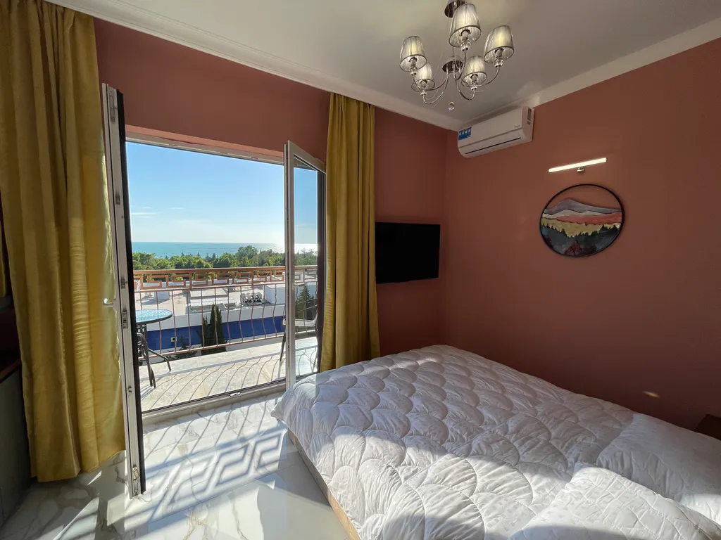 3-комнатная квартира рядом с морем, панорамные окна с видом на море