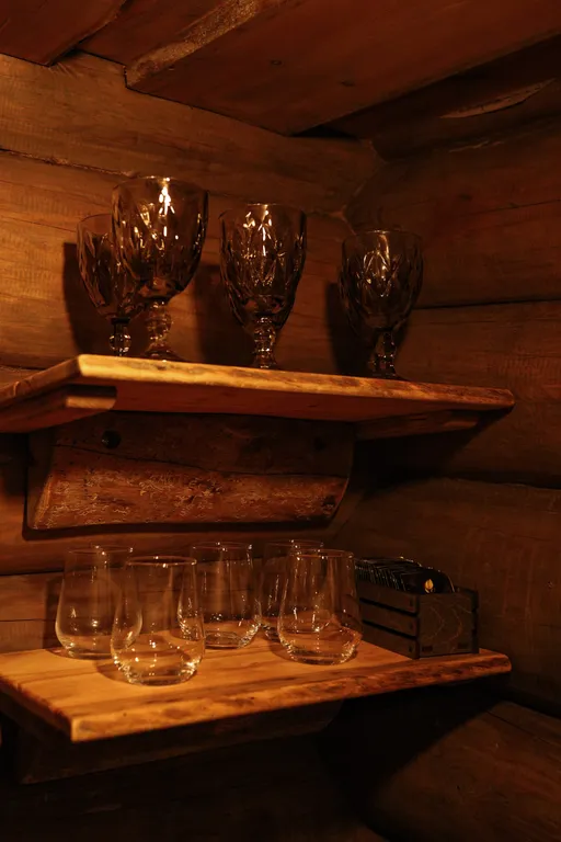 Бревенчатый дом-баня в стиле охотничьего домика