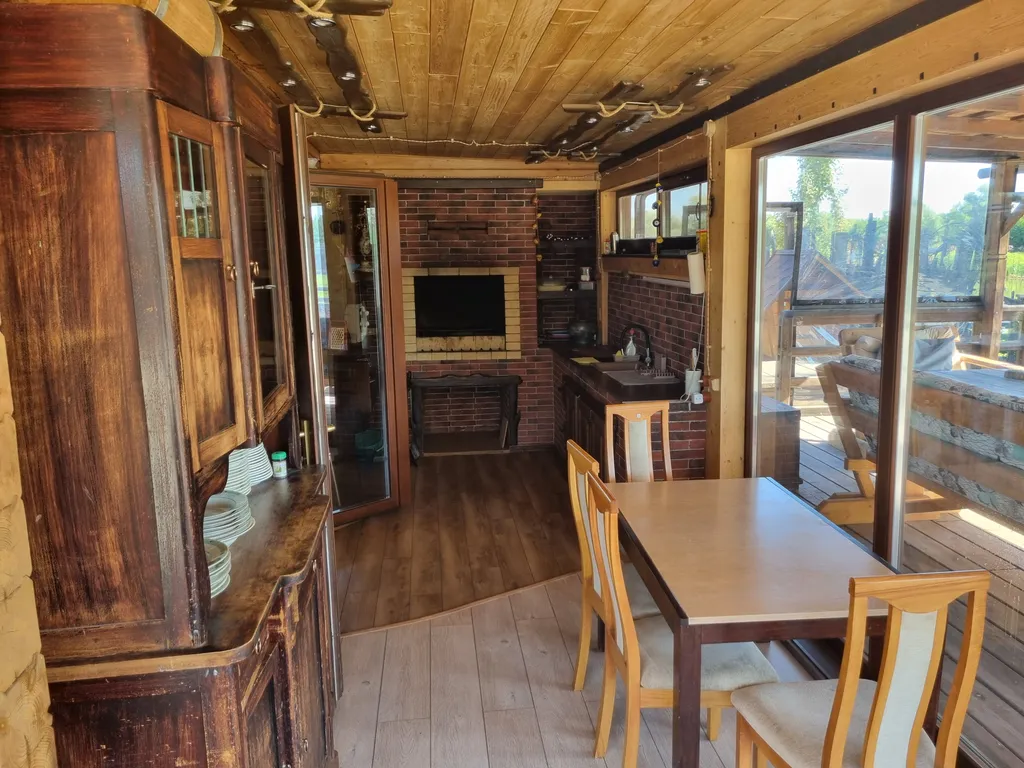 Уютный дом на берегу реки