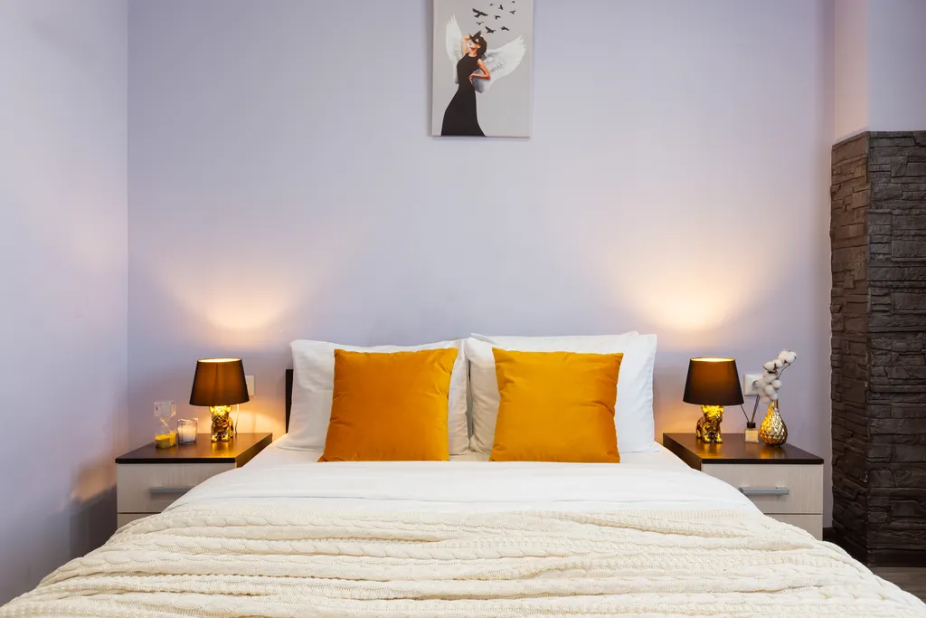 Яркая квартира с видом на заснеженные ветви и искрящийся снег