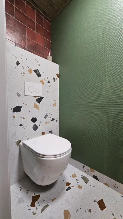 Дом на скале в окружении леса