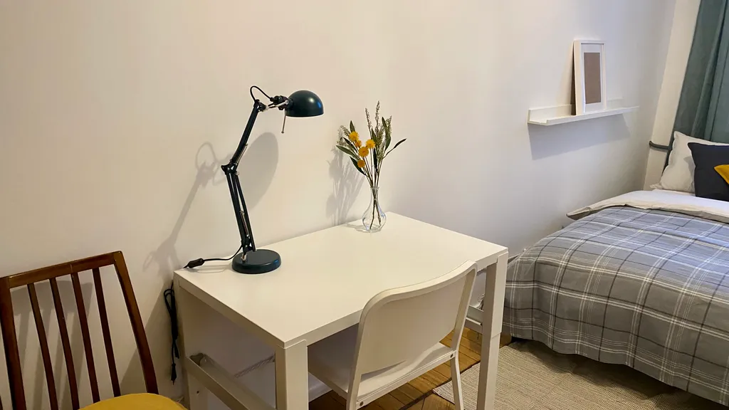 Комната с высокими потолками в центре