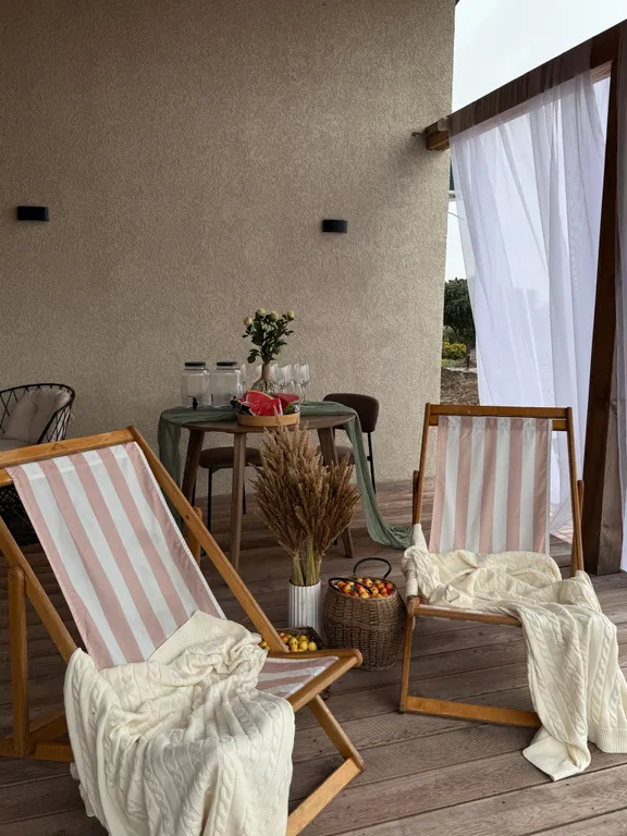 Дом-баня в красивом саду рядом с водоемом