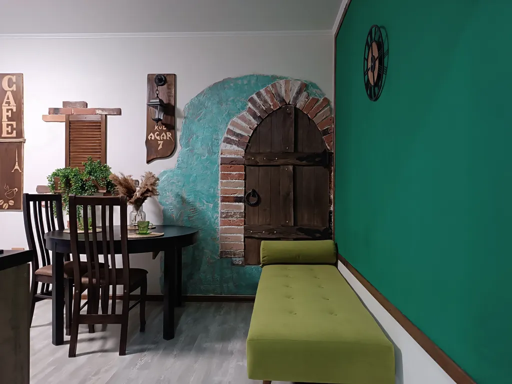 Великолепная студия с интересным дизайном в стиле французского кафе